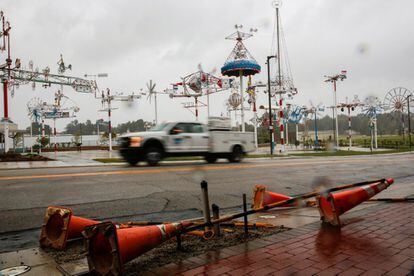 Las personas conducen por una carretera local en Wilson, mientras se pueden apreciar los efectos de Florence.