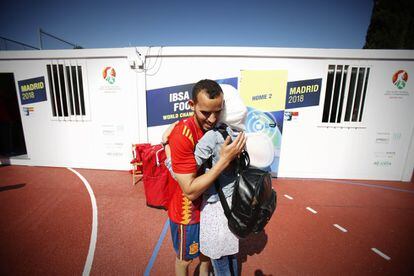 Youssef El Haddaoui, jugador de la selección española, es consolado por su hermana tras la derrota ante Rusia.