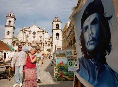 Un grupo de turistas pasea por la plaza de la Catedral, en La Habana Vieja.