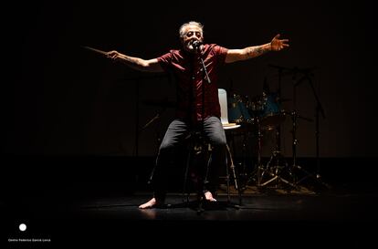 Eric Jiménez, baterista de Los Planetas en una actuación del Centro Federico García Lorca, en Granada.