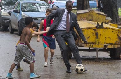 El actor Don Cheadle juega al fútbol con unos niños en La Habana en enero.