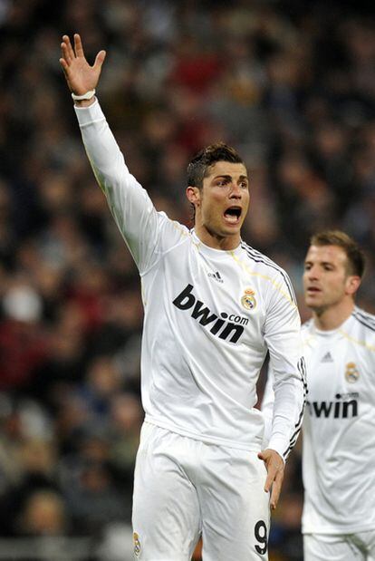 El jugador del Real Madrid, Cristiano Ronaldo, luce una pulsera holográfica durante el partido en el Bernabeu contra el Sevilla del pasado 6 de marzo.