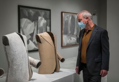 Boye Llorens, uno de los comisarios de la exposición, junto a varias obras de Cardells que se exhiben en la Fundación Bancaixa.