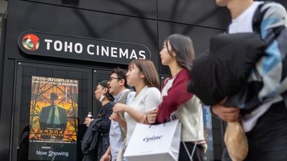 Un cartel de la película 'Oppenheimer' en el Toho Cinemas del barrio Roppongi de Tokio.