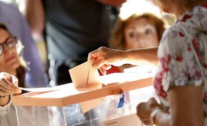 Una mujer votando en el colegio Bernadette de Aravaca, Madrid, en las elecciones generales de junio de 2016.