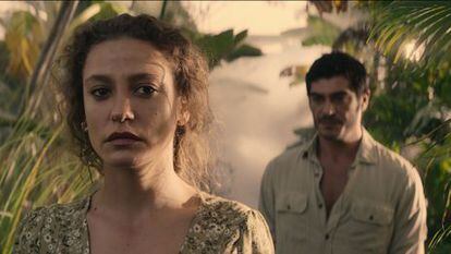 Serenay Sarikaya y Burak Deniz en una imagen de la serie 'Sahmaran'.