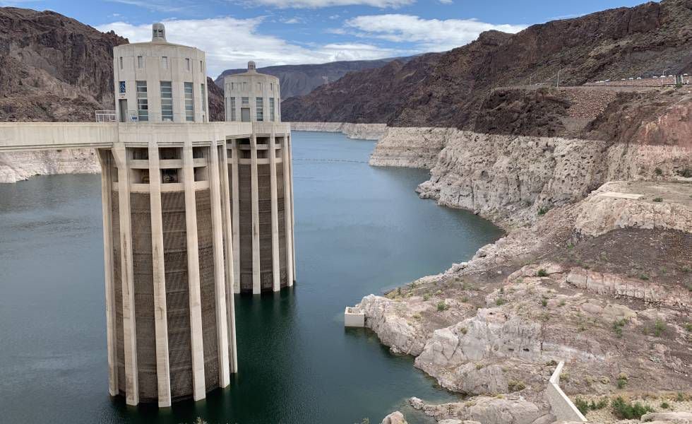 La presa Hoover, que forma Lake Mead.