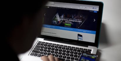 Un consumidor visita una página de juegos online.