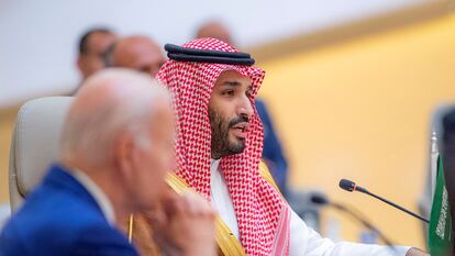 El príncipe heredero saudí, Mohamed bin Salmán, con el presidente de EE UU, Joe Biden (en primer plano), en julio del año pasado en Jeddah.