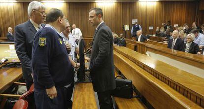 Oscar Pistorius, acusado del asesinato premeditado de Steenkamp, durante su juicio que se celebra en los juzgados de Pretoria.