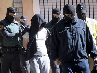 Foto de archivo de una operación antiyihadista. En vídeo, los arrestos que se han producido en la localidad gerundense de Figueres y en el municipio madrileño de Parla.