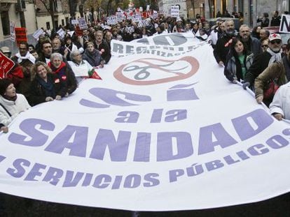 Protesta de trabajadores y pacientes contra los recortes del sistema sanitario en Madrid en 2012. 