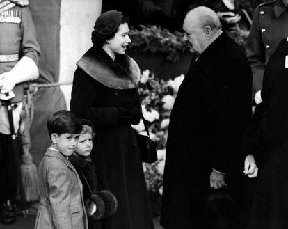 Isabel II, reina de Inglaterra, con el príncipe Carlos y la princesa Ana conversando con Winston Churchill en 1953.
