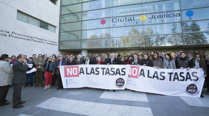 Concentraci&oacute;n de abogados ante la Ciudad de la Justicia de Valencia contra las tasas judiciales.