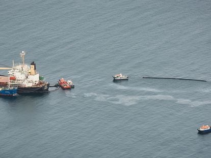 El dispositivo desplegado en torno al granelero 'OS 35', el buque que colisionó en la noche del lunes en la Bahía de Algeciras y que permanece varado frente a la cara este de Gibraltar, continúa los trabajos de bombeo para extraer el combustible del barco accidentado.