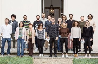 El biólogo español Lluís Quintana-Murci (al centro, en primera fila), con su equipo del Instituto Pasteur.