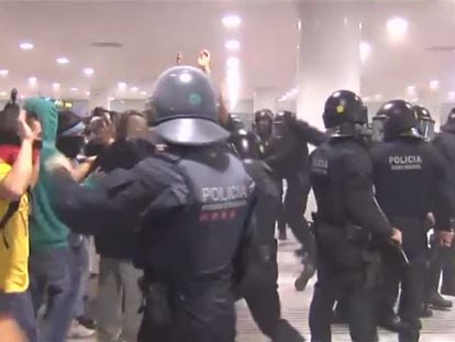 Los manifestantes bloquean el aeropuerto de El Prat