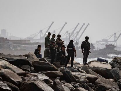 Agentes de seguridad patrullan la costa de Macuto, en La Guaira (Venezuela), este domingo.