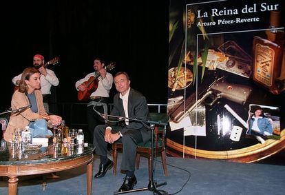 Arturo Pérez-Reverte y Carmen Posadas, en el Círculo de Bellas Artes, presentando 'La Reina del Sur', con mariachis al fondo.
