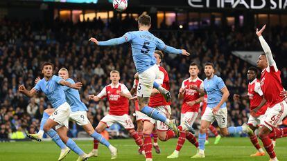 John Stones marca el segundo gol del Manchester City en el partido de la Premier League ante el Arsenal, en Manchester este miércoles.