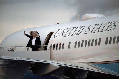 El presidente Trump sube abordo del Air Force One en New Jersey.