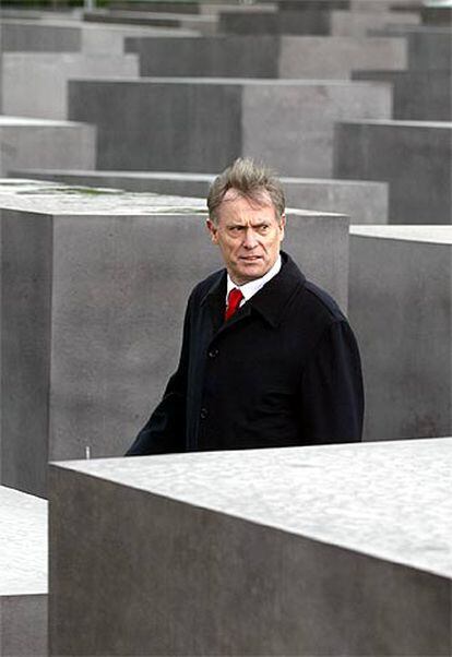 El presidente alemán, Horst Köhler, ayer en el monumento al Holocausto inaugurado en Berlín.