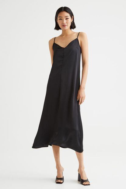 H&M apuesta por el versátil y tradicional vestido lencero en color negro. Un básico que podrás conjugar con los accesorios más coloristas y extravagantes de tu vestidor. 29,99€