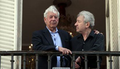 El actor Jos&eacute; Sacrist&aacute;n, a la derecha, junto al escritor Mario Vargas Llosa en un balc&oacute;n del Teatro Espa&ntilde;ol,donde se estrena &#039;El loco de los balcones&#039;. 