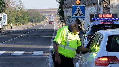 Puesto de control y vigilancia, situado en el punto kilométrico 177 de la N-401 en Peralvillo (Ciudad Real), con motivo del inicio de la campaña de tráfico.