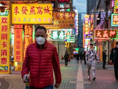 Un residente de la ciudad de Macau se protege contra el coronavirus. 