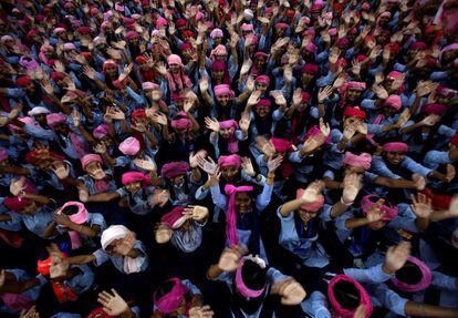 Un grupo de niñas con un pañuelo rosa a la cabeza durante las celebraciones para conmemorar el Día Internacional de la Niña, en una escuela en Chandigarh (India).