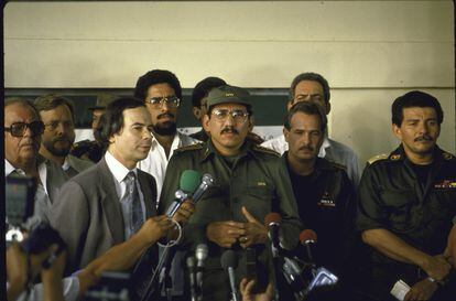 Humberto Ortega Saavedra asistiendo a las conversaciones de paz con los rebeldes de la Contra.
