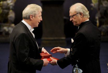 Jules Hoffmann (izquierda) recibe el Nobel de manos del rey Carl Gustaf.