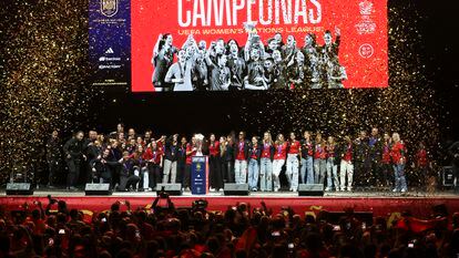 Jugadoras y cuerpo técnico de la selección española celebran el triunfo en la Liga de Naciones Femenina.