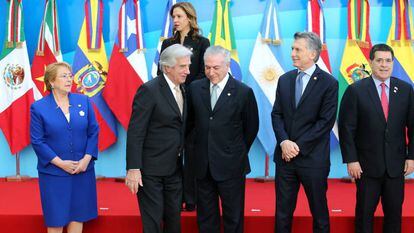 Los presidentes de Chile, Uruguay, Brasil, Argentina y Paraguay antes de la foto de familia de la cumbre de Mercosur.