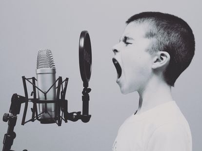 Un niño grita a un micrófono.