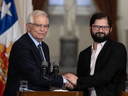 El alto representante de la Unión Europea para Asuntos Exteriores y Política de Seguridad, Josep Borrell, y el presidente de Chile, Gabriel Boric, durante una rueda de prensa en Santiago, el jueves 28 de abril de 2022.