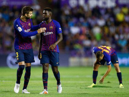 Piqué conversa con Umtiti mientras Alba arregla el césped en el Zorilla. 