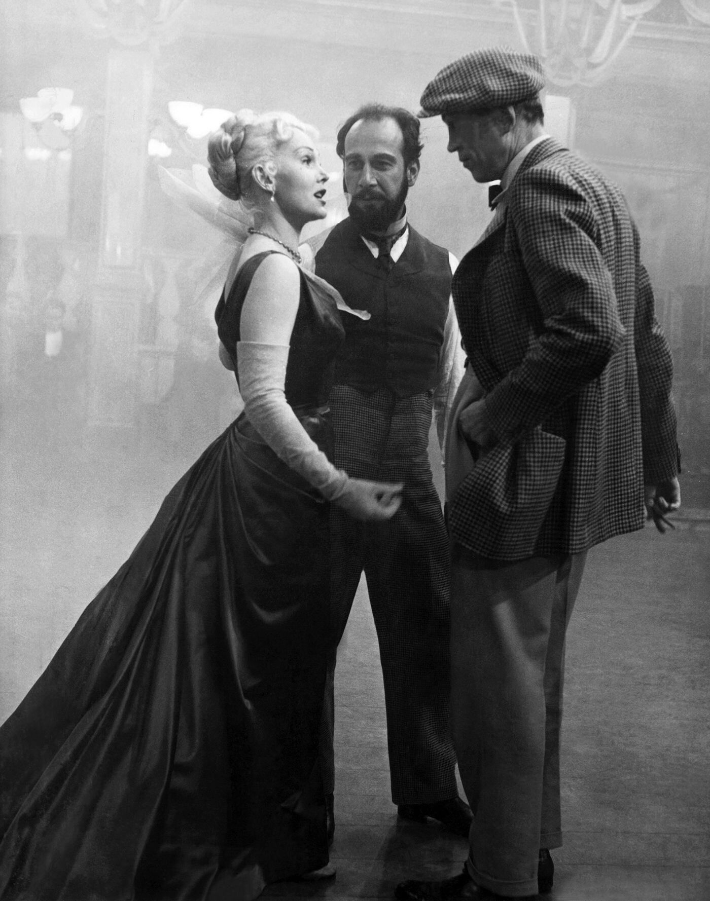 Zsa Zsa Gabor, José Ferrer (Toulouse-Lautrec en el filme) y el director John Huston, en el rodaje de ‘Moulin Rouge’.