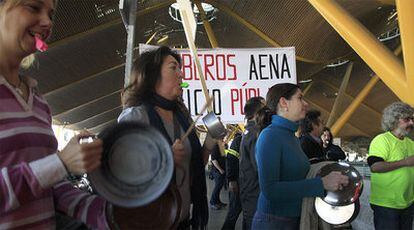 Protesta de trabajadores de AENA esta mañana cacerola en mano.