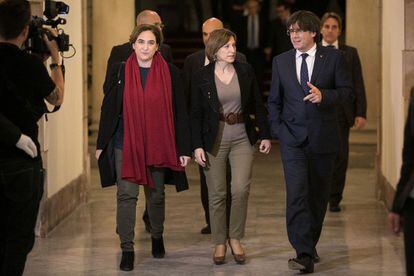 Ada Colau (i), la presidenta del parlament, Carme Forcadell, y Carles Puigdemont llegan al acto en memoria de las v&iacute;ctimas del Holocausto este mi&eacute;rcoles.