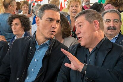 Pedro Sánchez y Emiliano García-Page, en un mitin de la campaña del 28-M en Puertollano (Ciudad Real), el 14 de mayo.