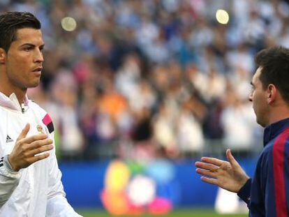 Cristiano y Messi se saludan en el clásico del Bernabéu el curso pasado.