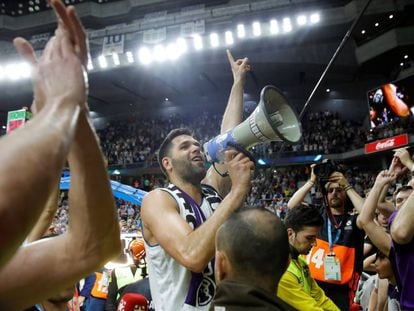 Felipe Reyes celebra la victoria ante Panathinaikos con la afición del Palacio