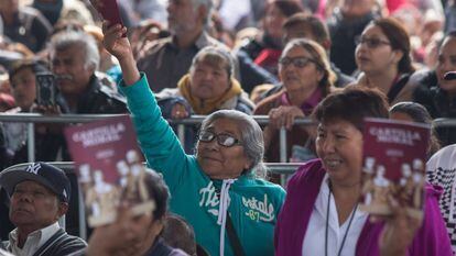 López Obrador repartió la Cartilla Moral en un acto en Chalco (Estado de México).