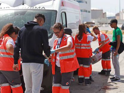 Un equipo de atención a inmigrantes atiende a dos de ellos en el puerto de Algeciras (Cádiz) el pasado día 9.