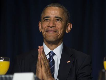 El presidente Obama saluda al Dalai Lama. 