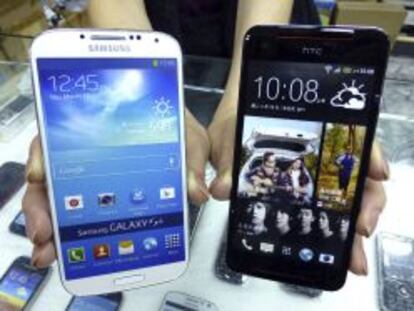 Un &#039;smartphone&#039; de Samsung  y otro de HTC.