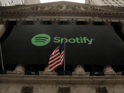 Un cartel de Spotify en la fachada del Stock Exchange de Nueva York el día que la compañía salió allí a bolsa.  