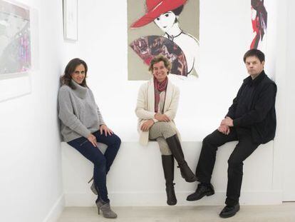 De izquierda a derecha: La galerista Luc&iacute;a Mendoza, la doctora Ana Sendagorta y el escultor Diego Canogar.